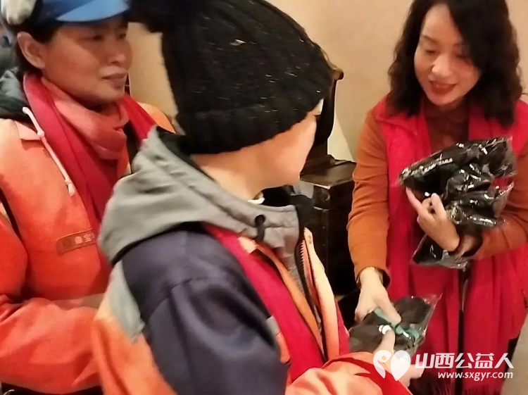 腊八情意浓粥暖环卫工 太原市百姓渔村、坝陵桥街道办和绿苑社区的志愿者为环卫工人发放了红围巾棉手套送上了八宝粥鸡蛋包子牛奶 - 第8张