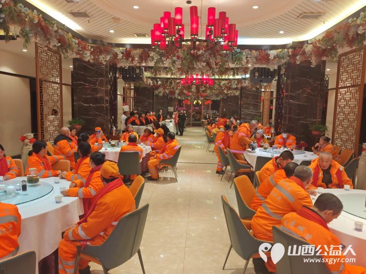 腊八情意浓粥暖环卫工 太原市百姓渔村、坝陵桥街道办和绿苑社区的志愿者为环卫工人发放了红围巾棉手套送上了八宝粥鸡蛋包子牛奶 - 第9张