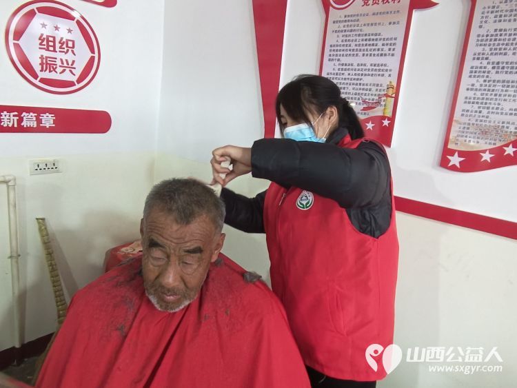 介休市敬老协会“孝善行”之敬老爱老助老行动在连福镇窑则头村为老人爱心理发、体检 - 第8张 - 山西公益人 介休市敬老协会“孝善行”之敬老爱老助老行动在连福镇窑则头村为老人爱心理发、体检 - 第8张