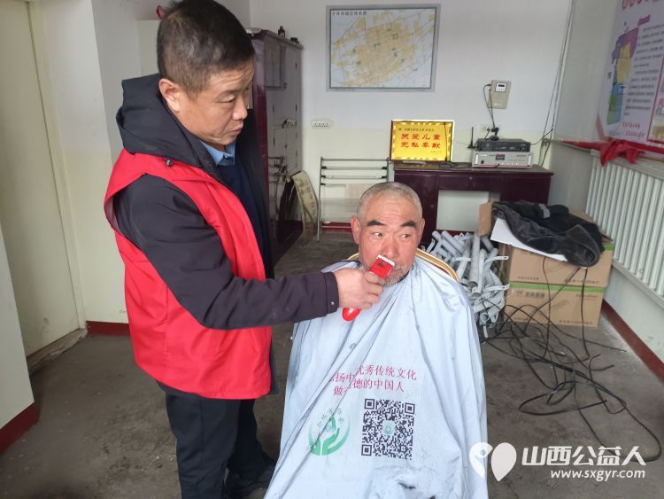 介休市敬老协会“孝善行”之敬老爱老助老行动在连福镇窑则头村为老人爱心理发、体检 - 第7张 - 山西公益人 介休市敬老协会“孝善行”之敬老爱老助老行动在连福镇窑则头村为老人爱心理发、体检 - 第7张