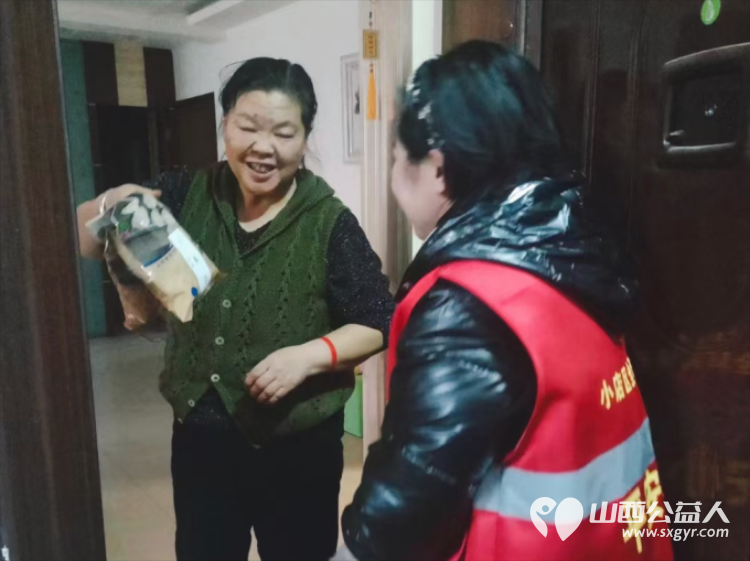 太原市坞城街道八一社区社区工作人员和志愿者春节前慰问生活困难家庭 - 第8张