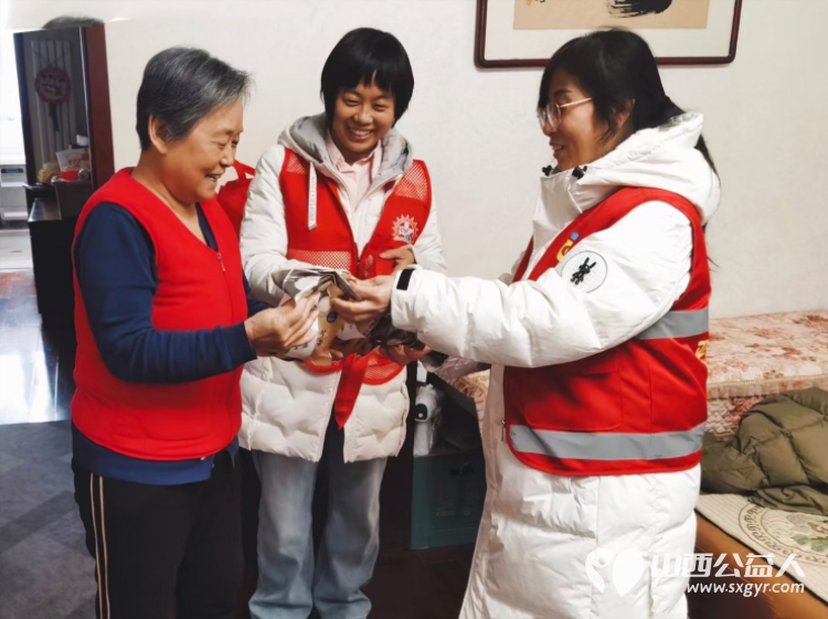 太原市坞城街道八一社区社区工作人员和志愿者春节前慰问生活困难家庭 - 第1张