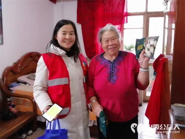 太原市坞城街道八一社区社区工作人员和志愿者春节前慰问生活困难家庭 - 第3张