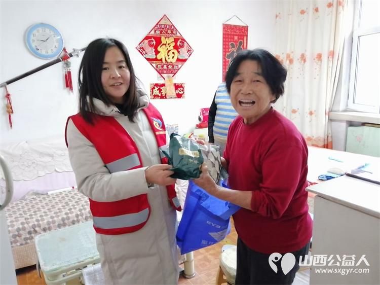 太原市坞城街道八一社区社区工作人员和志愿者春节前慰问生活困难家庭 - 第2张