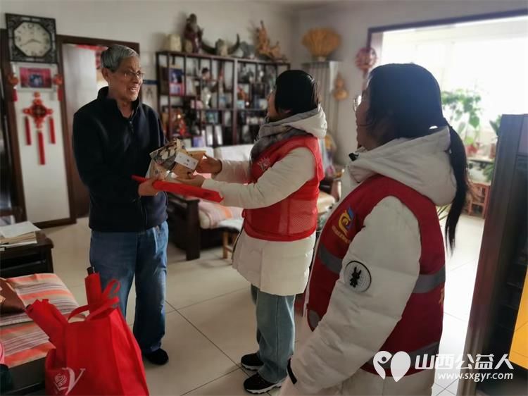 太原市坞城街道八一社区社区工作人员和志愿者春节前慰问生活困难家庭 - 第7张