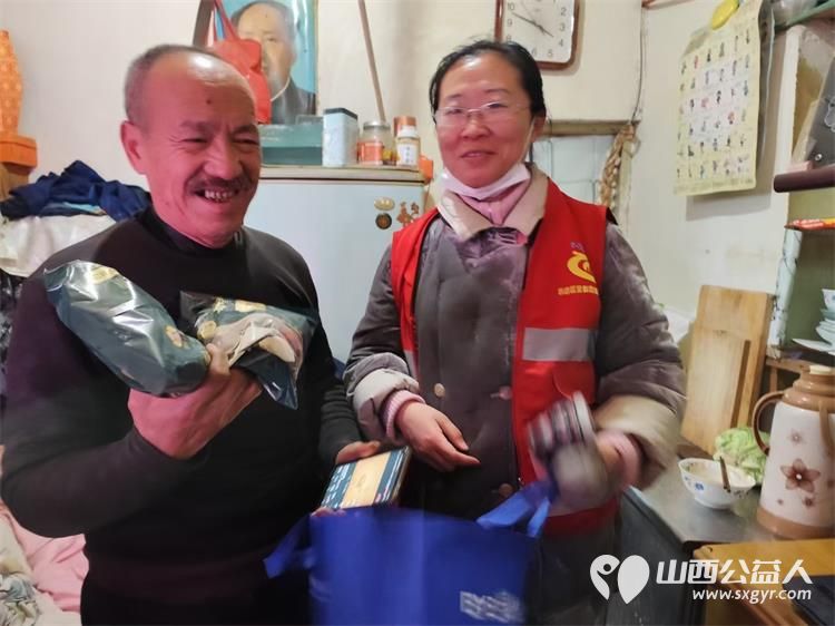 太原市坞城街道八一社区社区工作人员和志愿者春节前慰问生活困难家庭 - 第6张