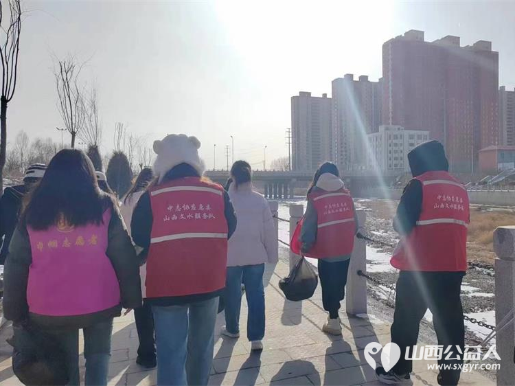 文水县爱心爱心帮扶志愿者协会组织返乡大学生志愿者开展保护文峪河公益活动义务清理文峪河卫生 - 第11张 - 山西公益人 文水县爱心爱心帮扶志愿者协会组织返乡大学生志愿者开展保护文峪河公益活动义务清理文峪河卫生 - 第11张