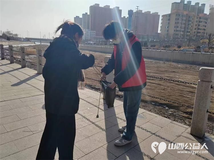 文水县爱心爱心帮扶志愿者协会组织返乡大学生志愿者开展保护文峪河公益活动义务清理文峪河卫生 - 第16张 - 山西公益人 文水县爱心爱心帮扶志愿者协会组织返乡大学生志愿者开展保护文峪河公益活动义务清理文峪河卫生 - 第16张