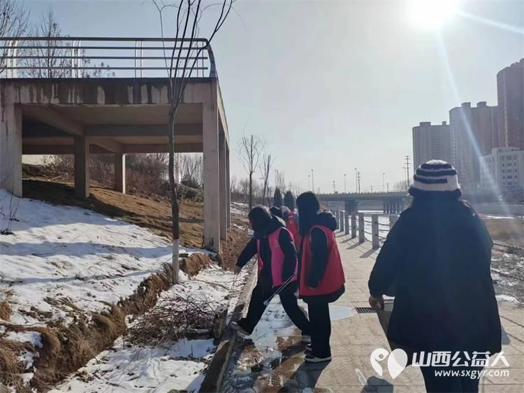 文水县爱心爱心帮扶志愿者协会组织返乡大学生志愿者开展保护文峪河公益活动义务清理文峪河卫生 - 第17张 - 山西公益人 文水县爱心爱心帮扶志愿者协会组织返乡大学生志愿者开展保护文峪河公益活动义务清理文峪河卫生 - 第17张