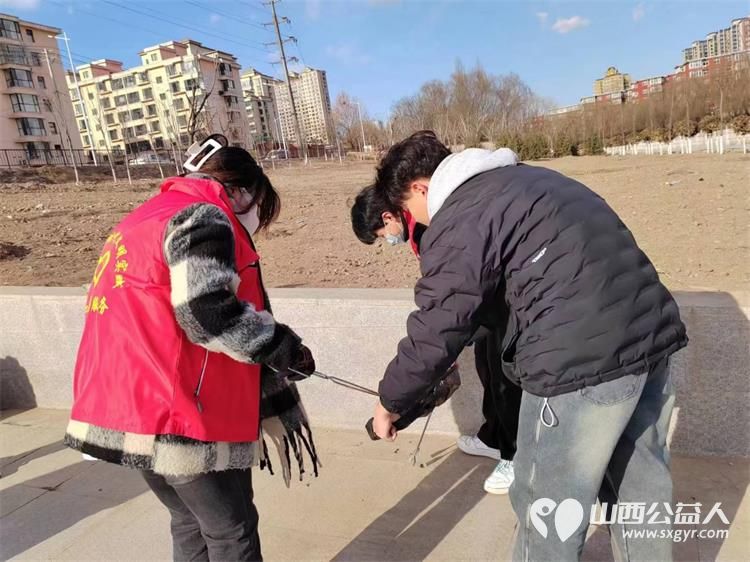 文水县爱心爱心帮扶志愿者协会组织返乡大学生志愿者开展保护文峪河公益活动义务清理文峪河卫生 - 第4张 - 山西公益人 文水县爱心爱心帮扶志愿者协会组织返乡大学生志愿者开展保护文峪河公益活动义务清理文峪河卫生 - 第4张