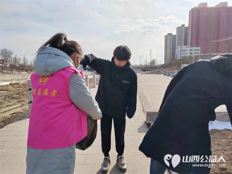 文水县爱心爱心帮扶志愿者协会组织返乡大学生志愿者开展保护文峪河公益活动义务清理文峪河卫生 - 第7张 - 山西公益人 文水县爱心爱心帮扶志愿者协会组织返乡大学生志愿者开展保护文峪河公益活动义务清理文峪河卫生 - 第7张