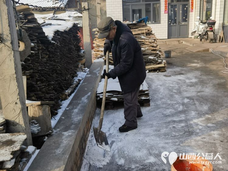 介休市敬老协会助老行动在宋古乡宋安村入户特困老人82岁侯明海家中帮助解决生活小事送贴心服务 - 第3张 - 山西公益人 介休市敬老协会助老行动在宋古乡宋安村入户特困老人82岁侯明海家中帮助解决生活小事送贴心服务 - 第3张