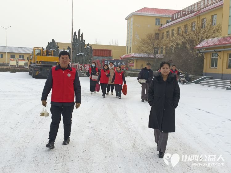 介休市敬老协会助老行动在宋古乡宋安村入户特困老人82岁侯明海家中帮助解决生活小事送贴心服务 - 第4张 - 山西公益人 介休市敬老协会助老行动在宋古乡宋安村入户特困老人82岁侯明海家中帮助解决生活小事送贴心服务 - 第4张