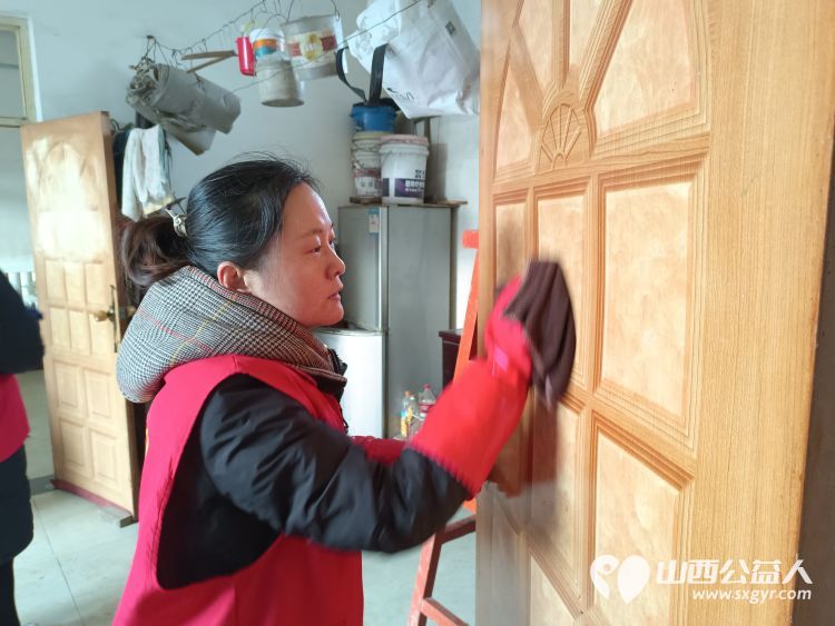 介休市敬老协会助老行动在宋古乡宋安村入户特困老人82岁侯明海家中帮助解决生活小事送贴心服务 - 第6张 - 山西公益人 介休市敬老协会助老行动在宋古乡宋安村入户特困老人82岁侯明海家中帮助解决生活小事送贴心服务 - 第6张