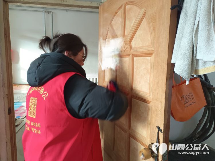 介休市敬老协会助老行动在宋古乡宋安村入户特困老人82岁侯明海家中帮助解决生活小事送贴心服务 - 第8张 - 山西公益人 介休市敬老协会助老行动在宋古乡宋安村入户特困老人82岁侯明海家中帮助解决生活小事送贴心服务 - 第8张