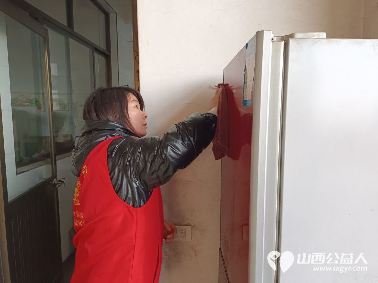 介休市敬老协会助老行动在宋古乡宋安村入户特困老人82岁侯明海家中帮助解决生活小事送贴心服务 - 第7张 - 山西公益人 介休市敬老协会助老行动在宋古乡宋安村入户特困老人82岁侯明海家中帮助解决生活小事送贴心服务 - 第7张