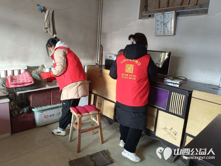 介休市敬老协会助老行动在宋古乡宋安村入户特困老人82岁侯明海家中帮助解决生活小事送贴心服务 - 第9张 - 山西公益人 介休市敬老协会助老行动在宋古乡宋安村入户特困老人82岁侯明海家中帮助解决生活小事送贴心服务 - 第9张