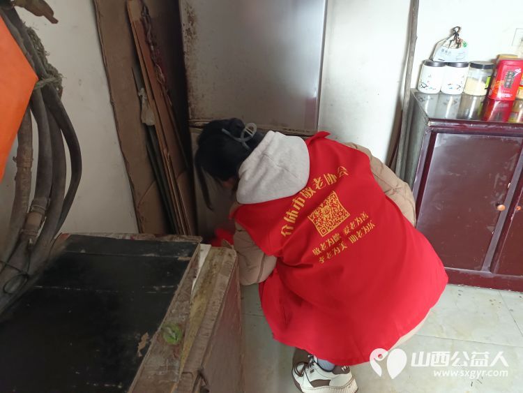 介休市敬老协会助老行动在宋古乡宋安村入户特困老人82岁侯明海家中帮助解决生活小事送贴心服务 - 第15张 - 山西公益人 介休市敬老协会助老行动在宋古乡宋安村入户特困老人82岁侯明海家中帮助解决生活小事送贴心服务 - 第15张