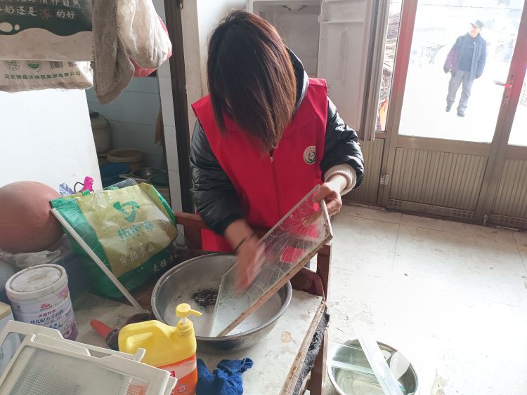 介休市敬老协会助老行动在宋古乡宋安村入户特困老人82岁侯明海家中帮助解决生活小事送贴心服务 - 第14张 - 山西公益人 介休市敬老协会助老行动在宋古乡宋安村入户特困老人82岁侯明海家中帮助解决生活小事送贴心服务 - 第14张