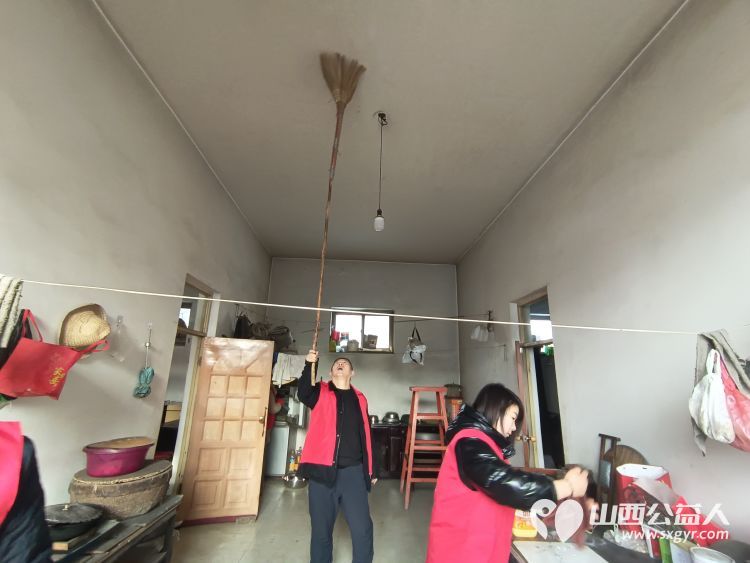 介休市敬老协会助老行动在宋古乡宋安村入户特困老人82岁侯明海家中帮助解决生活小事送贴心服务 - 第5张 - 山西公益人 介休市敬老协会助老行动在宋古乡宋安村入户特困老人82岁侯明海家中帮助解决生活小事送贴心服务 - 第5张