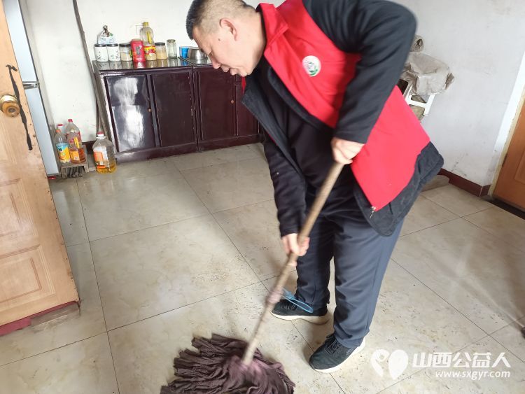 介休市敬老协会助老行动在宋古乡宋安村入户特困老人82岁侯明海家中帮助解决生活小事送贴心服务 - 第17张 - 山西公益人 介休市敬老协会助老行动在宋古乡宋安村入户特困老人82岁侯明海家中帮助解决生活小事送贴心服务 - 第17张