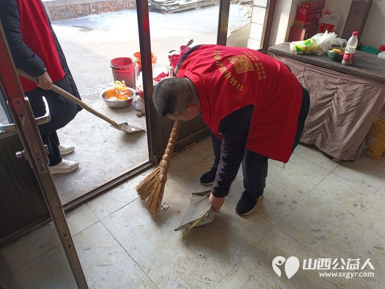 介休市敬老协会助老行动在宋古乡宋安村入户特困老人82岁侯明海家中帮助解决生活小事送贴心服务 - 第11张 - 山西公益人 介休市敬老协会助老行动在宋古乡宋安村入户特困老人82岁侯明海家中帮助解决生活小事送贴心服务 - 第11张