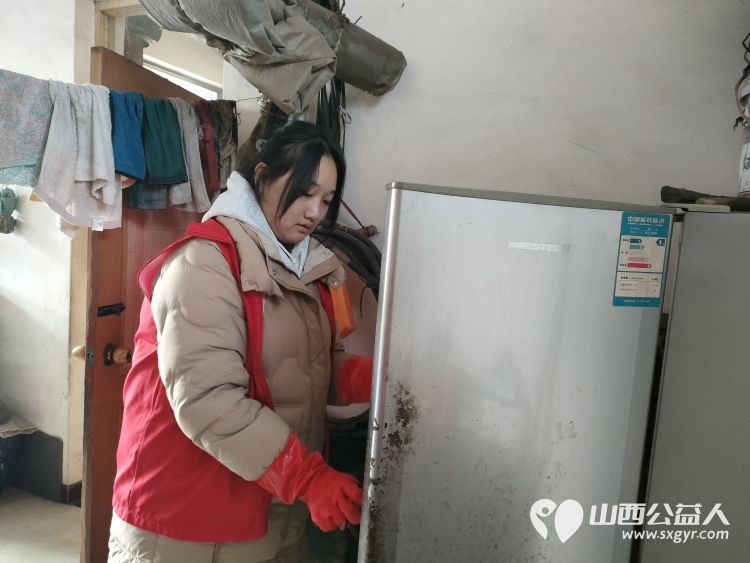 介休市敬老协会助老行动在宋古乡宋安村入户特困老人82岁侯明海家中帮助解决生活小事送贴心服务 - 第10张 - 山西公益人 介休市敬老协会助老行动在宋古乡宋安村入户特困老人82岁侯明海家中帮助解决生活小事送贴心服务 - 第10张