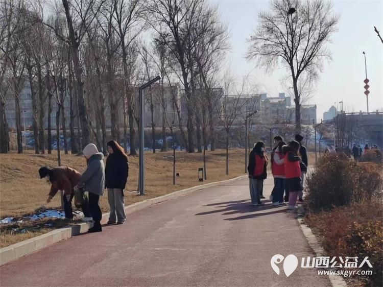 文水县爱心帮扶志愿者协会及中志协应急委文水服务队保护文峪河环境 放假返乡的大学生志愿者在行动 - 第12张