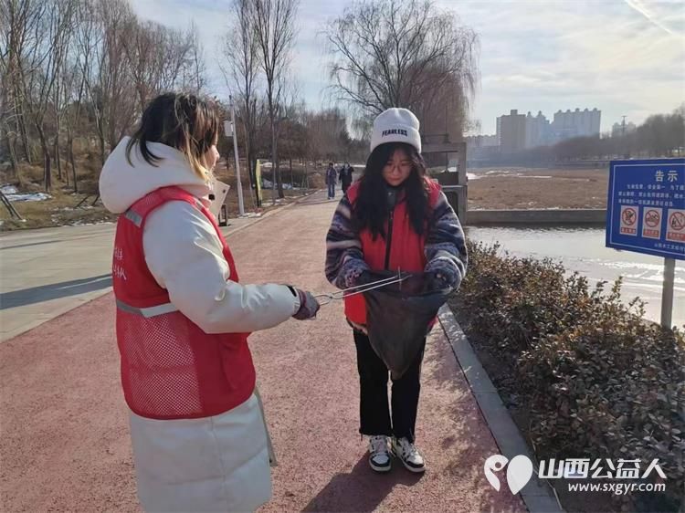 文水县爱心帮扶志愿者协会及中志协应急委文水服务队保护文峪河环境 放假返乡的大学生志愿者在行动 - 第5张