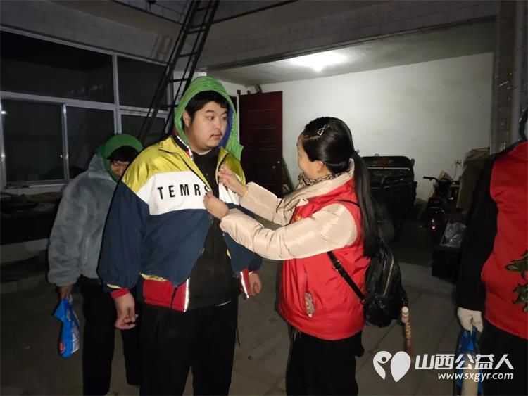 忻州爱心公益协会志愿者们带着社会爱心人士们满满的关怀和爱心走进了忻州市豆罗镇白石村去看望三户困难家庭 - 第11张 - 山西公益人 忻州爱心公益协会志愿者们带着社会爱心人士们满满的关怀和爱心走进了忻州市豆罗镇白石村去看望三户困难家庭 - 第11张