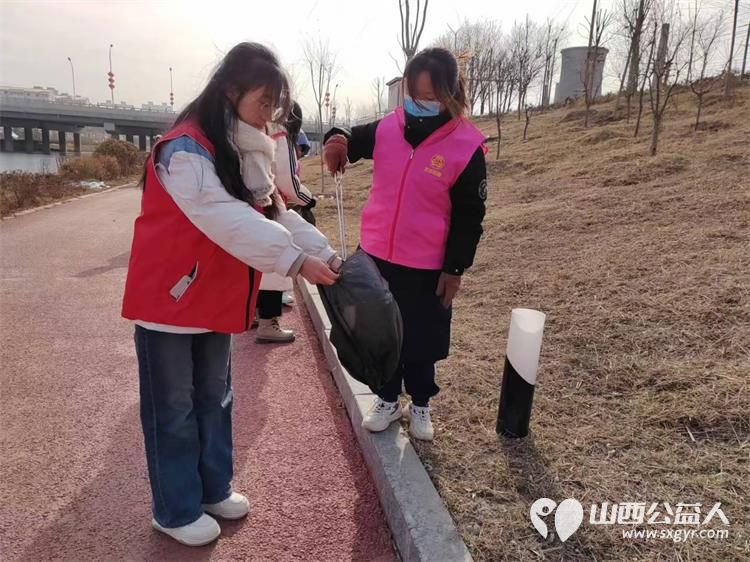 文水县爱心帮扶志愿者协会“保护文峪河”爱心帮扶在行动返乡大学生用假期的闲暇时光为家乡贡献力量 - 第15张