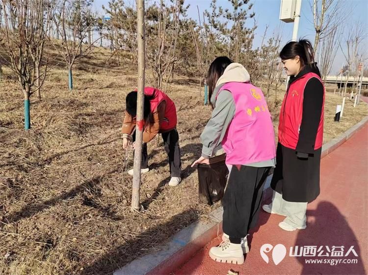 文水县爱心帮扶志愿者协会“保护文峪河”爱心帮扶在行动返乡大学生用假期的闲暇时光为家乡贡献力量 - 第6张