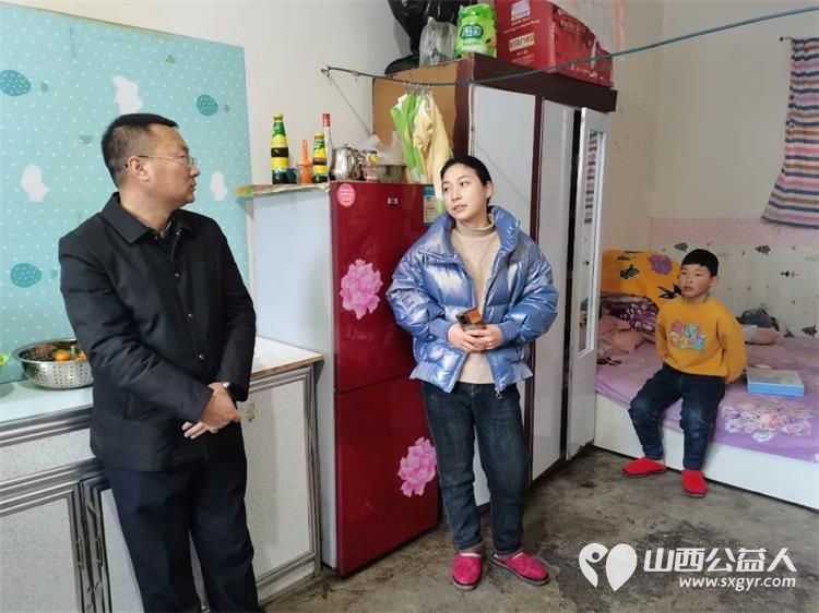 共青团石楼县委同石楼县青年志愿者协会、石楼县大学生志愿者联盟前往快递从业人员家中慰问 - 第2张 - 山西公益人 共青团石楼县委同石楼县青年志愿者协会、石楼县大学生志愿者联盟前往快递从业人员家中慰问 - 第2张