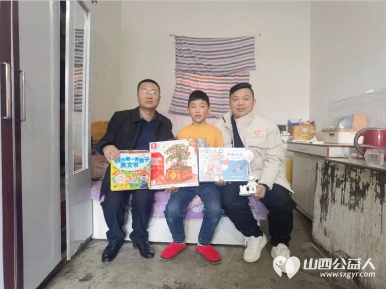 共青团石楼县委同石楼县青年志愿者协会、石楼县大学生志愿者联盟前往快递从业人员家中慰问 - 第3张 - 山西公益人 共青团石楼县委同石楼县青年志愿者协会、石楼县大学生志愿者联盟前往快递从业人员家中慰问 - 第3张
