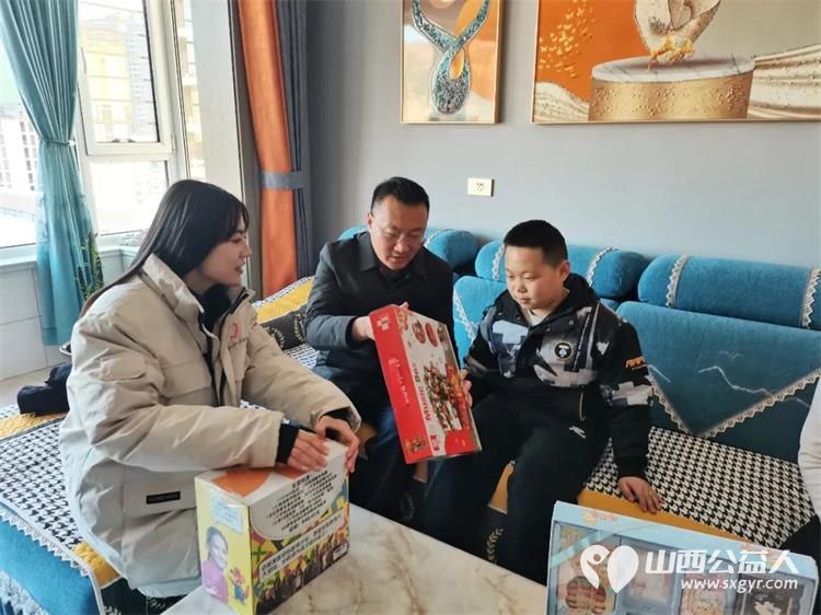 共青团石楼县委同石楼县青年志愿者协会、石楼县大学生志愿者联盟前往快递从业人员家中慰问 - 第7张 - 山西公益人 共青团石楼县委同石楼县青年志愿者协会、石楼县大学生志愿者联盟前往快递从业人员家中慰问 - 第7张