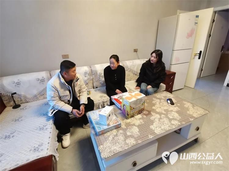共青团石楼县委同石楼县青年志愿者协会、石楼县大学生志愿者联盟前往快递从业人员家中慰问 - 第9张 - 山西公益人 共青团石楼县委同石楼县青年志愿者协会、石楼县大学生志愿者联盟前往快递从业人员家中慰问 - 第9张