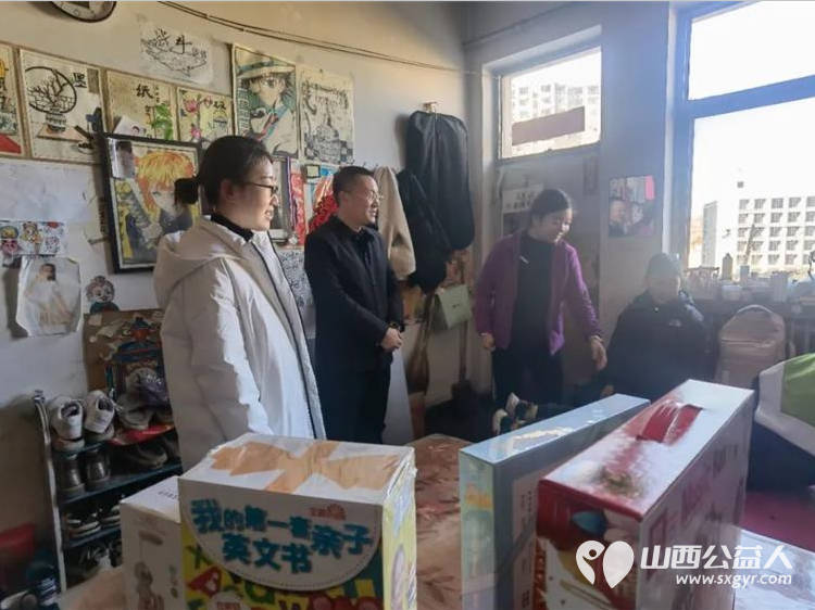 共青团石楼县委同石楼县青年志愿者协会、石楼县大学生志愿者联盟前往快递从业人员家中慰问 - 第4张 - 山西公益人 共青团石楼县委同石楼县青年志愿者协会、石楼县大学生志愿者联盟前往快递从业人员家中慰问 - 第4张