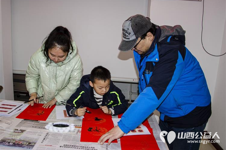 小店区营盘街道南内环街二社区的居民们纷纷拿起笔墨书写充满祝福的春联赠送给生活困难的居民 - 第6张 - 山西公益人 小店区营盘街道南内环街二社区的居民们纷纷拿起笔墨书写充满祝福的春联赠送给生活困难的居民 - 第6张