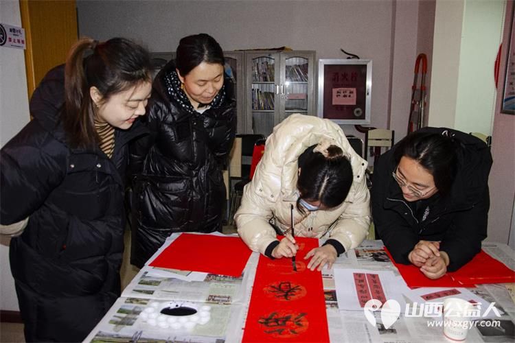小店区营盘街道南内环街二社区的居民们纷纷拿起笔墨书写充满祝福的春联赠送给生活困难的居民 - 第4张 - 山西公益人 小店区营盘街道南内环街二社区的居民们纷纷拿起笔墨书写充满祝福的春联赠送给生活困难的居民 - 第4张