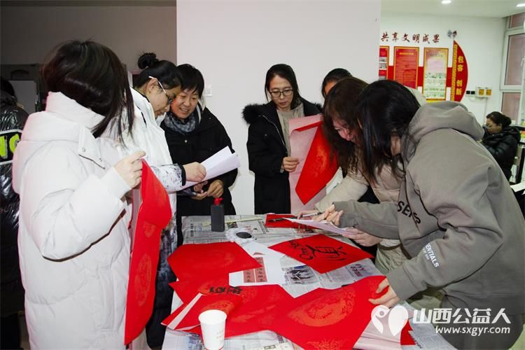 小店区营盘街道南内环街二社区的居民们纷纷拿起笔墨书写充满祝福的春联赠送给生活困难的居民 - 第2张 - 山西公益人 小店区营盘街道南内环街二社区的居民们纷纷拿起笔墨书写充满祝福的春联赠送给生活困难的居民 - 第2张
