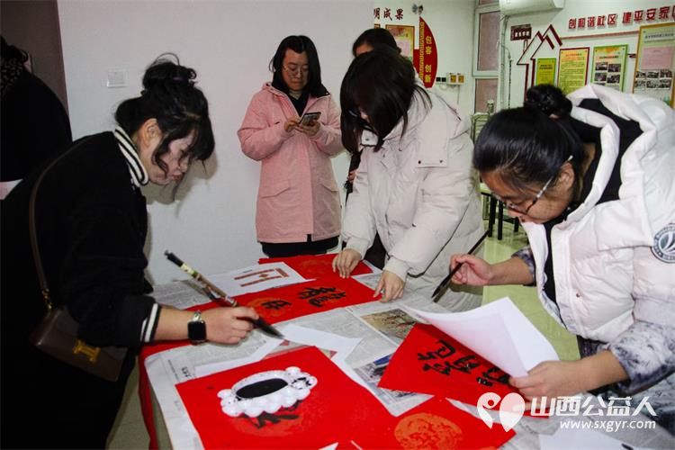 小店区营盘街道南内环街二社区的居民们纷纷拿起笔墨书写充满祝福的春联赠送给生活困难的居民 - 第3张 - 山西公益人 小店区营盘街道南内环街二社区的居民们纷纷拿起笔墨书写充满祝福的春联赠送给生活困难的居民 - 第3张