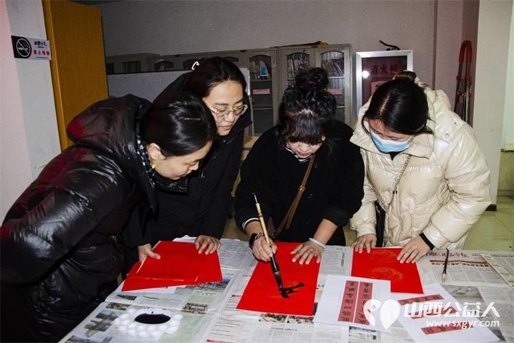 小店区营盘街道南内环街二社区的居民们纷纷拿起笔墨书写充满祝福的春联赠送给生活困难的居民 - 第5张 - 山西公益人 小店区营盘街道南内环街二社区的居民们纷纷拿起笔墨书写充满祝福的春联赠送给生活困难的居民 - 第5张