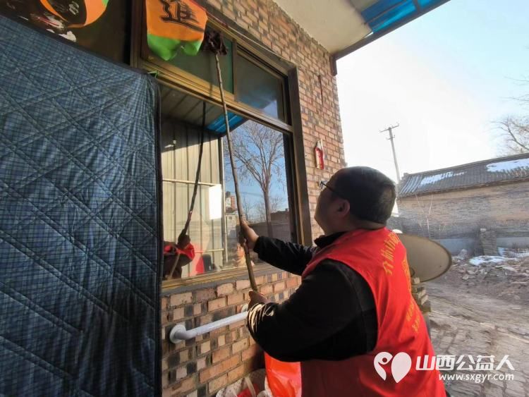 介休市敬老协会走入义安镇白家堡村送温暖公益活动入户特困老人傅万善家中 - 第5张 - 山西公益人 介休市敬老协会走入义安镇白家堡村送温暖公益活动入户特困老人傅万善家中 - 第5张