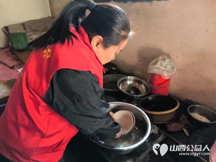 介休市敬老协会走入义安镇白家堡村送温暖公益活动入户特困老人傅万善家中 - 第6张 - 山西公益人 介休市敬老协会走入义安镇白家堡村送温暖公益活动入户特困老人傅万善家中 - 第6张