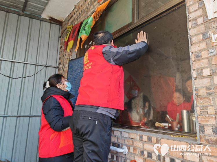 介休市敬老协会走入义安镇白家堡村送温暖公益活动入户特困老人傅万善家中 - 第2张 - 山西公益人 介休市敬老协会走入义安镇白家堡村送温暖公益活动入户特困老人傅万善家中 - 第2张