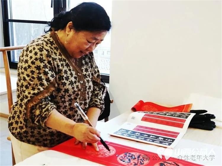 介休市书画研究会在洪山镇西宋丁村祥瑞源老年公寓举办挥毫泼墨写春联公益助老迎新春活动 - 第8张