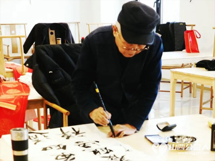 介休市书画研究会在洪山镇西宋丁村祥瑞源老年公寓举办挥毫泼墨写春联公益助老迎新春活动 - 第4张