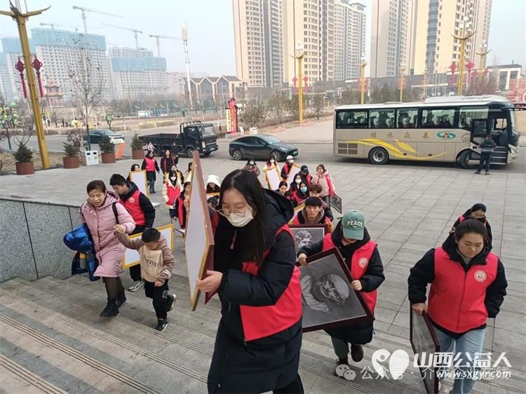 介休市北关街道彦博路社区志愿者协会受邀参加介休少儿书画展布展志愿活动 - 第3张 - 山西公益人 介休市北关街道彦博路社区志愿者协会受邀参加介休少儿书画展布展志愿活动 - 第3张