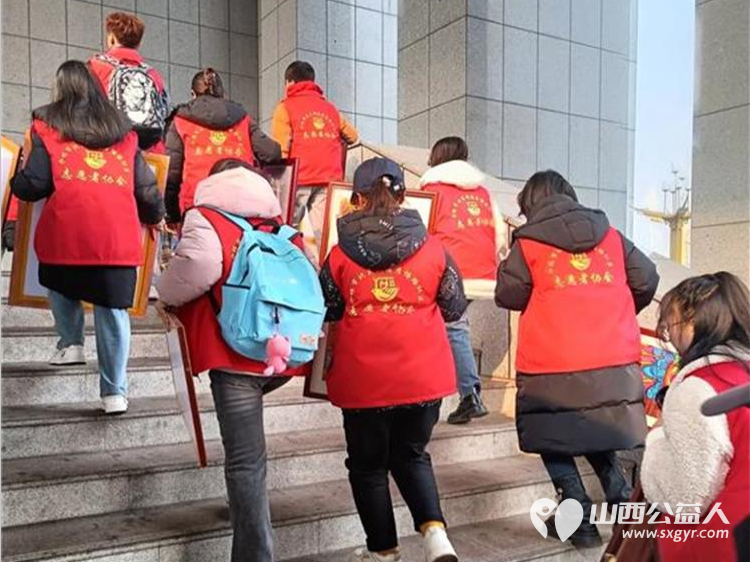 介休市北关街道彦博路社区志愿者协会受邀参加介休少儿书画展布展志愿活动 - 第2张 - 山西公益人 介休市北关街道彦博路社区志愿者协会受邀参加介休少儿书画展布展志愿活动 - 第2张