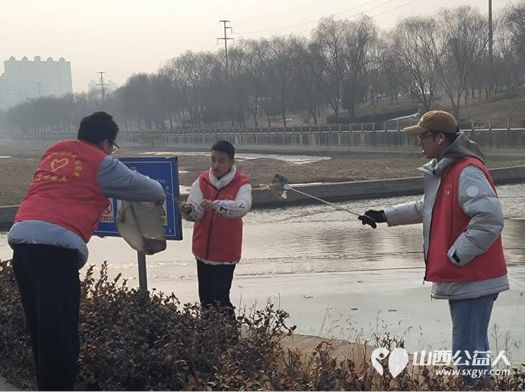 文水县爱心帮扶志愿者协会组织放假大学生开展“保护文峪河”爱心活动连日来天天清理文峪河河道垃圾 - 第19张 - 山西公益人 文水县爱心帮扶志愿者协会组织放假大学生开展“保护文峪河”爱心活动连日来天天清理文峪河河道垃圾 - 第19张